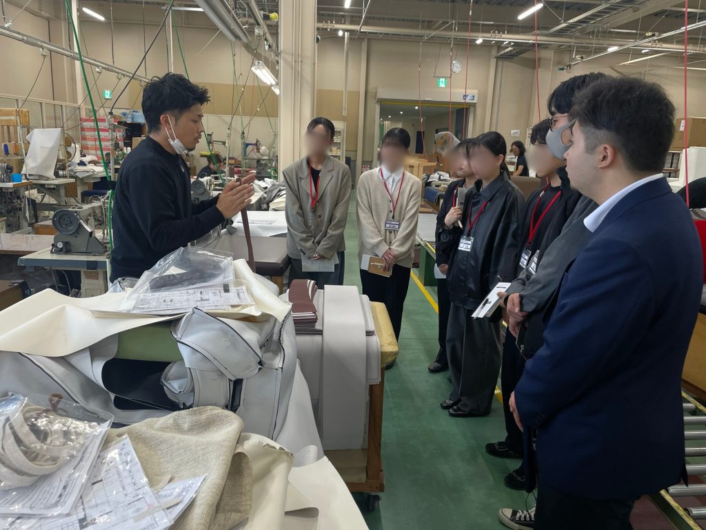 工場リクルーターによる職場見学